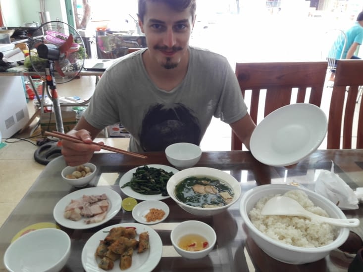 Repas vietnamien de base. Riz, légumes et viande