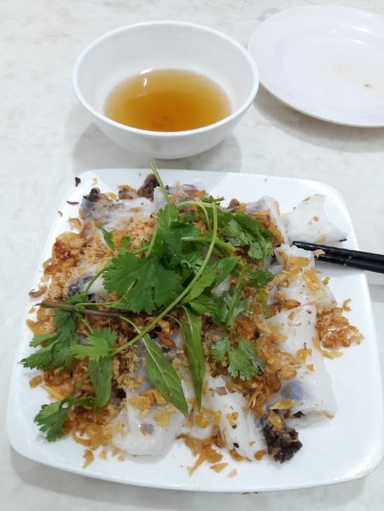 Banh Cuon: rouleaux de pâte de riz gluante vapeur fourrés à la viande et aux champignons