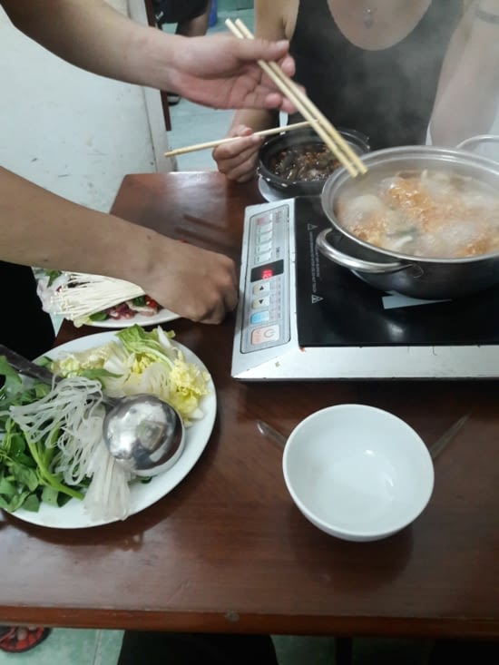 Hot pot: montagne de nouilles, légumes, viandes et poissons cuites au bouillon