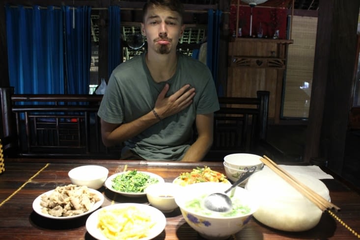 Théo ému par la nourriture - une image récurrente