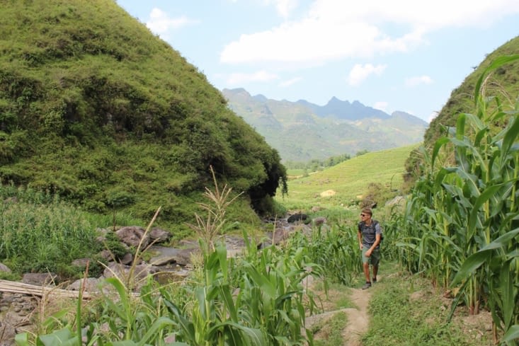En chemin vers la cascade