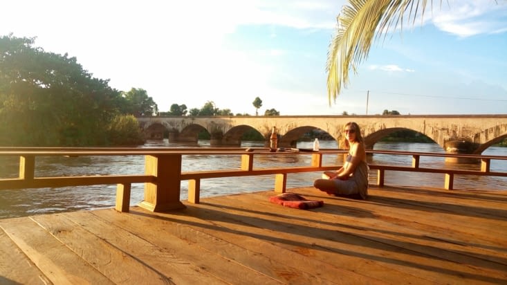 En fond : pont de l'époque de l'occupation française