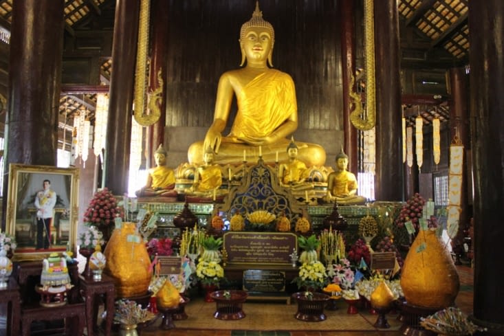 Joli intérieur du temple en bois