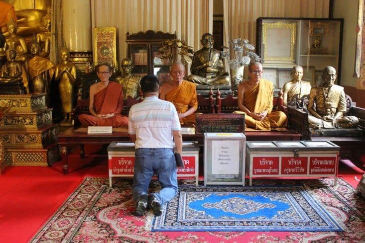 Sauf peut être ces statuts de moines méditant