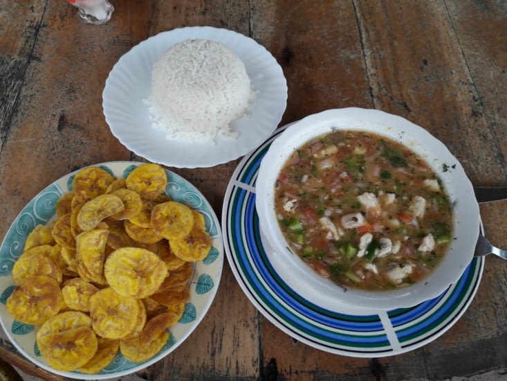 Délicieux Ceviche de poisson sur la plage à Olon