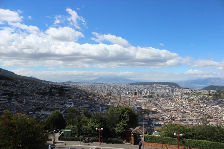Vue depuis le Panecillo - Quito historique au premier plan et Quito moderne plus loin
