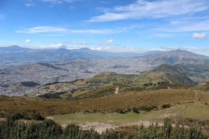 Du haut du teleférico - Quito à nos pieds, volcans au loin