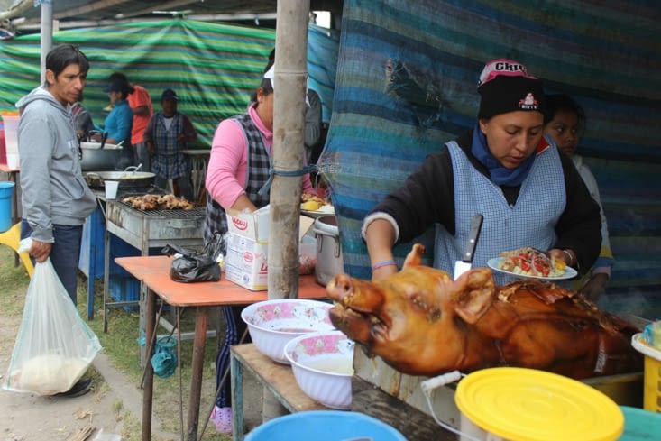 Marché aux animaux - stands de bouffe : hornado, cochon grillé entier cuit des heures