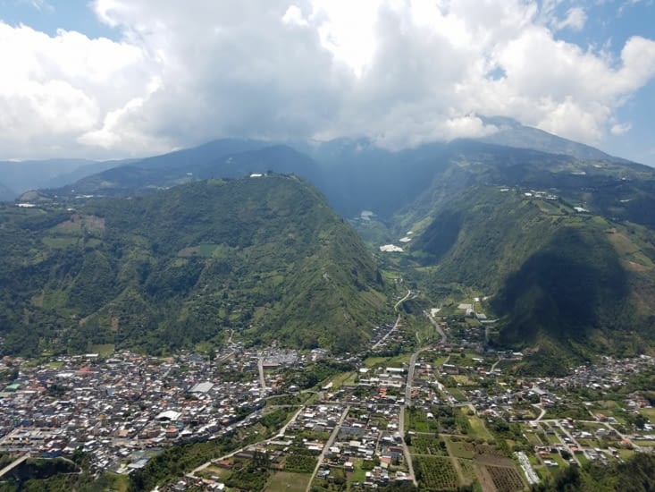 Vue sur Baños et le volcan Tungurahua dans les nuages