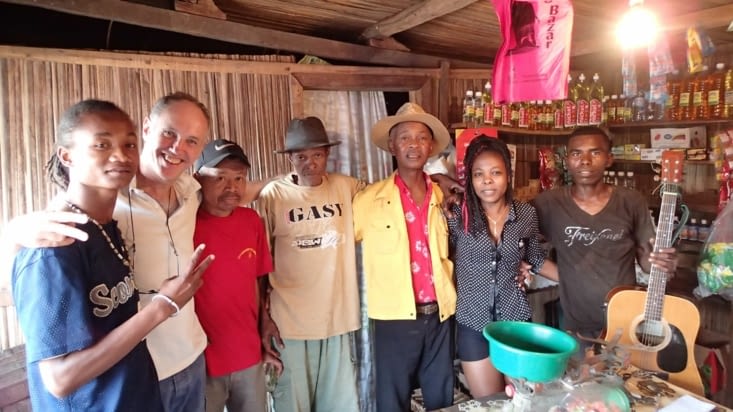 La chanteuse, le compositeur guitariste tonton Jean-Noël, le chanteur et le jeune rappeur.