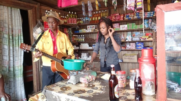 Le chanteur compositeur tonton Jean-Noël