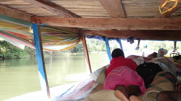 Naviguant allonger sur les sacs de riz, de café ou de sel
