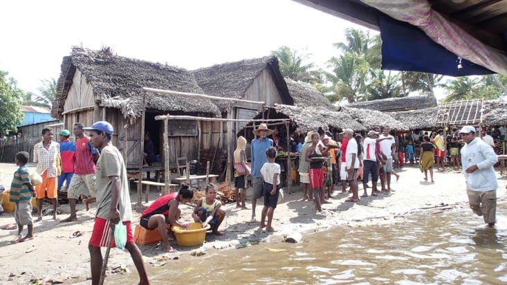 village au bord du canal