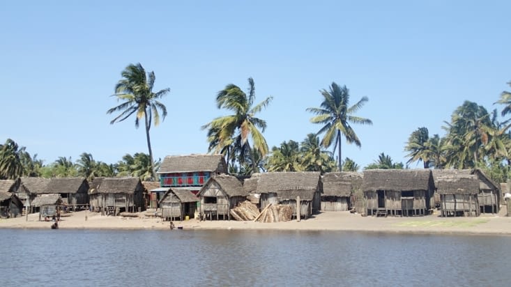 village sur une langue de sable coincé entre canal et océan.