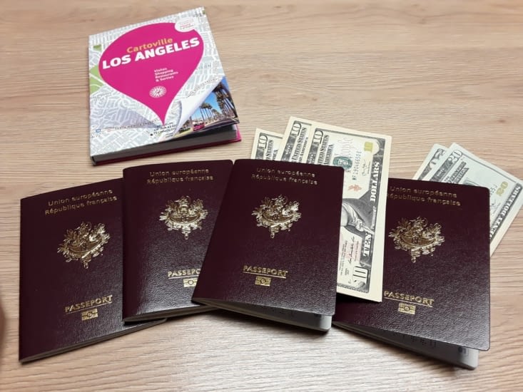 Passeports et quelques billets en poche pour le voyage