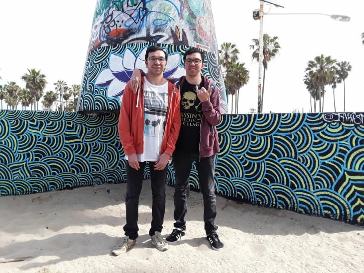 Pose photo devant une oeuvre d artiste bohème