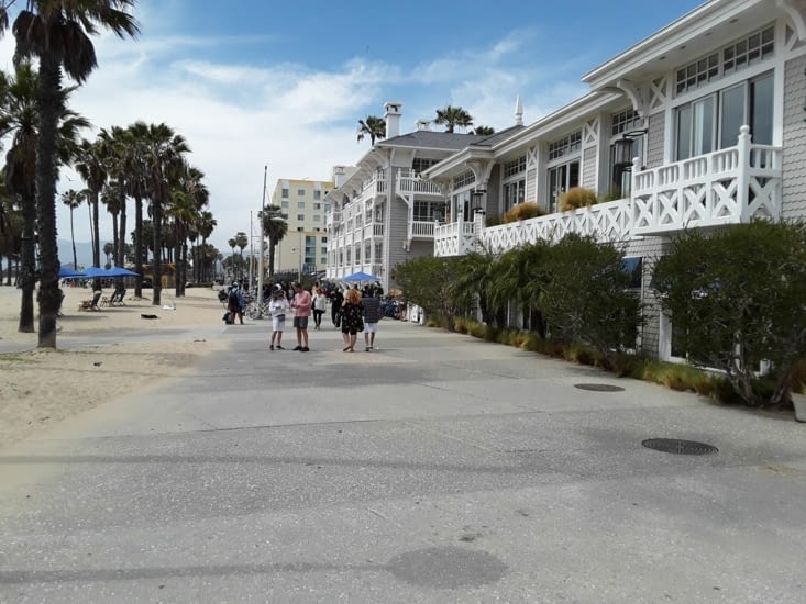 Petite marche sur le célèbre promenade océan Front walk de Venice à Santa monica