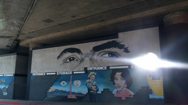 De la déco sur les murs ...... on est bien dans la ville du cinéma. ...... La fureur......