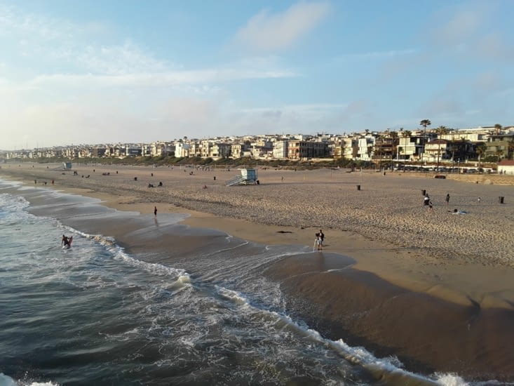 Grande plage très fréquentée  par les surfeurs quand les vagues sont au rendez vous