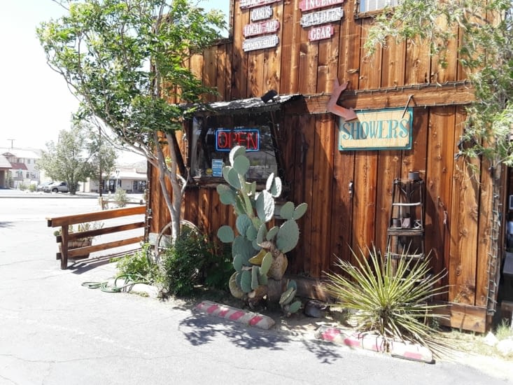 La visite continue aux alentours de la boutique