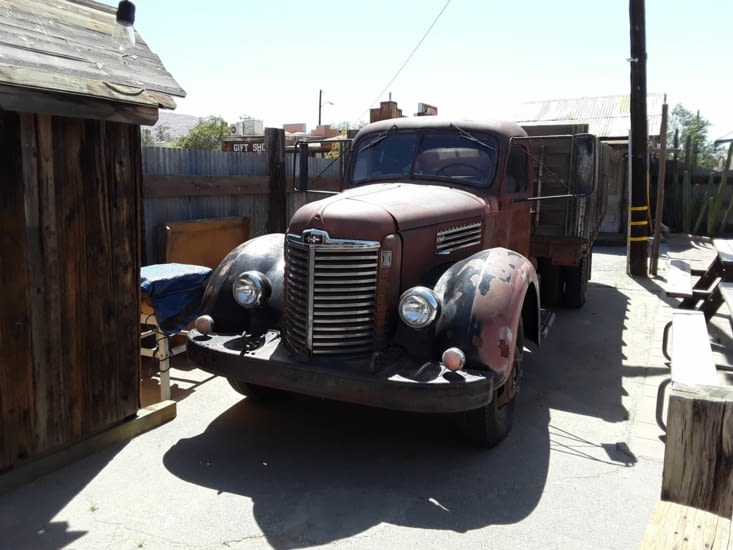 Tout ces camions d une autre époque participe à l ambiance du coin