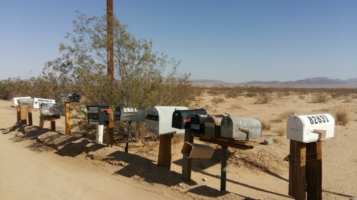 Des americains habitent dans le desert