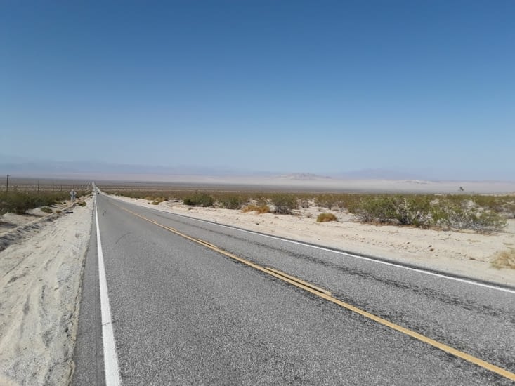 La chaleur monte et le vent souffle dans ce desert