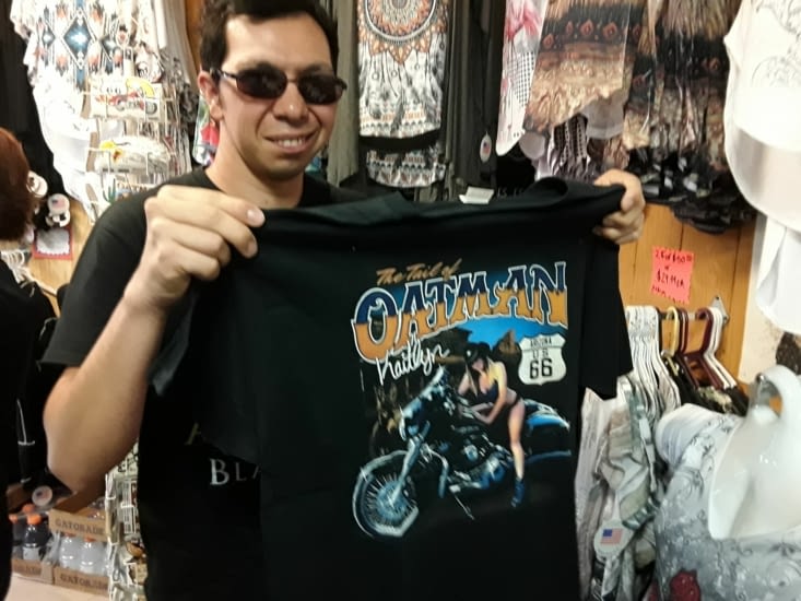 Et voilà j ai trouvé un tee-shirt pour Fred. ..je le prends pour lui faire  cadeau