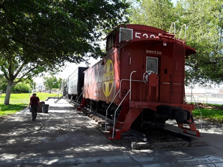 Picnic dans un petit parc de la ville dédié aux transports par rail le célèbre Santa fe