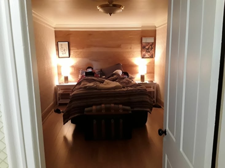 Les garçons apprécient la chambre à coucher très confortable