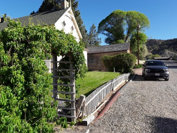 On aperçoit la fameuse maison antique près de notre voiture en arrière plan