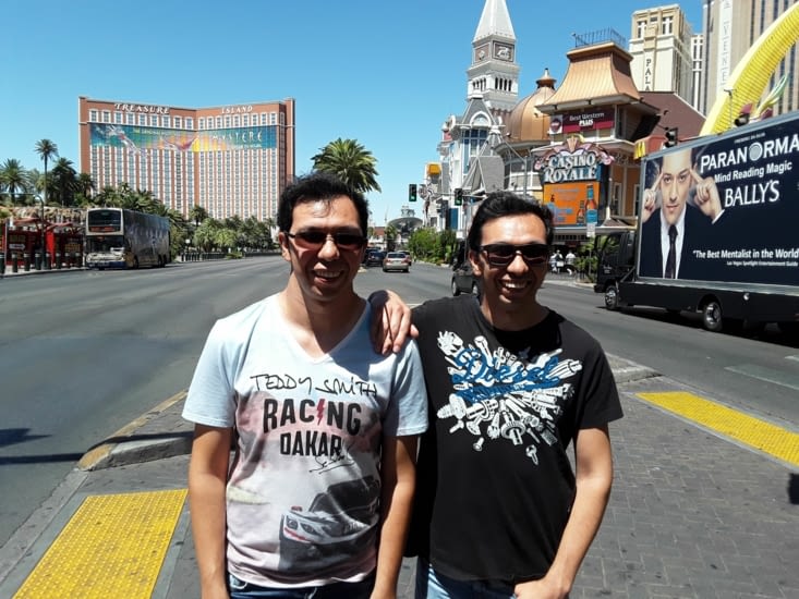 Au loin l hôtel treasure Island