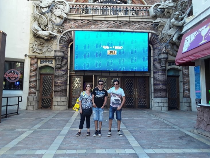 Devant le restaurant   du treasure island