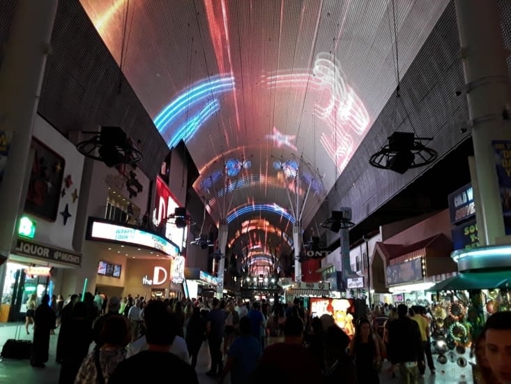 Dans cette allée couverte un concert tous les 50 mètres c est hallucinant