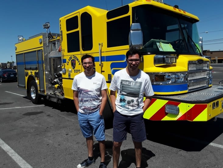 Camion pompier sur le parking du farmer market