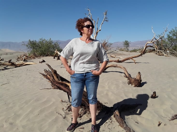Christine dans le vent chaud du desert
