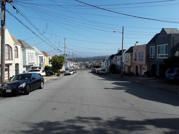 Dans la rue en arrière plan on distingue le golden gate