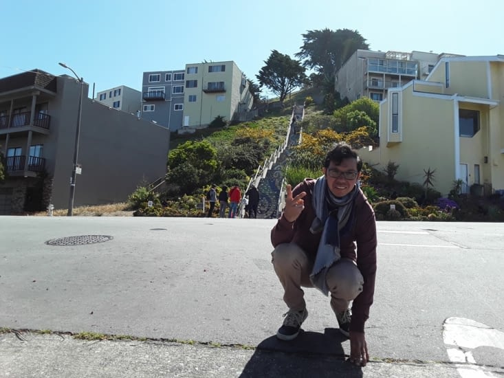 Derrière sebastien un escalier en mosaique