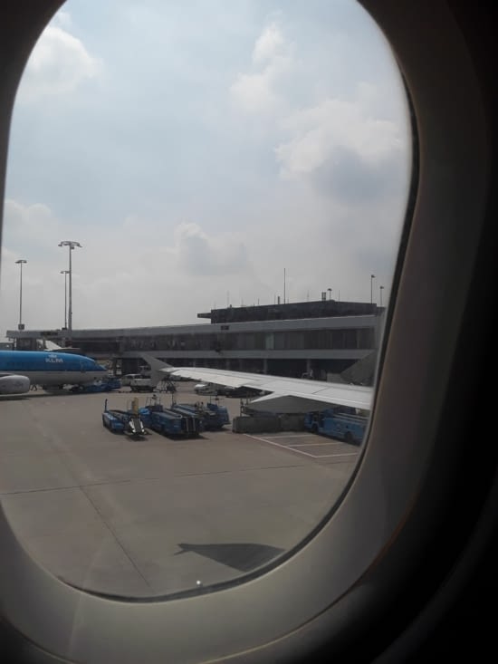 Dans l avion d air France je regarde par le hublot et je regarde s éloigner l aerogare