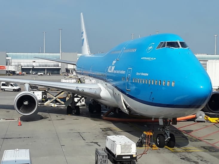 L avion sur le tarmac de l aéroport après un long voyage depuis los angeles
