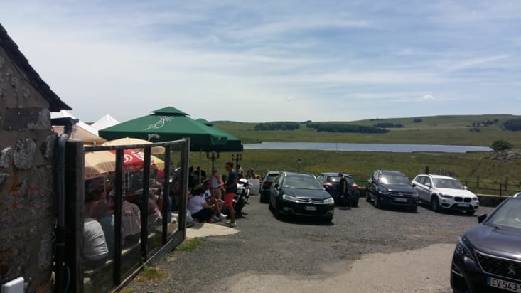 Face au lac on y sert le célèbre aligot de la région