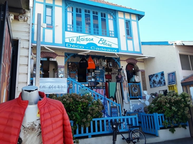 Les boutiques côtoient les chalets de surfeurs
