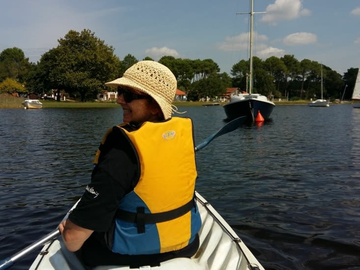 On y va pour un tour de découverte du lac avec notre kayak biplace