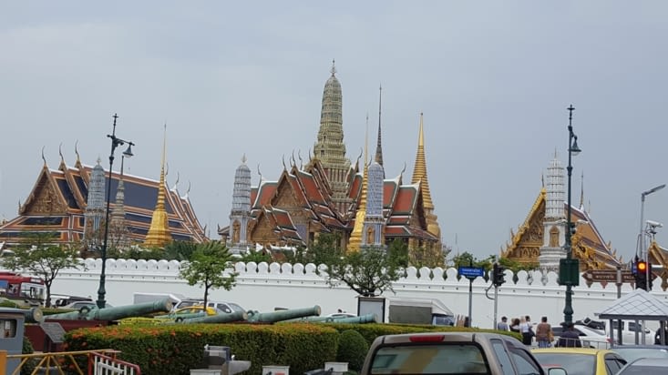 le palais royal , qu'on ne verra que de loin!