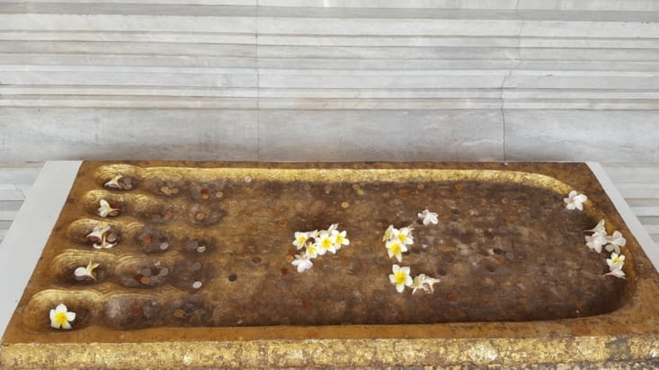 on a l'empreinte du pied de bouddha!!!!