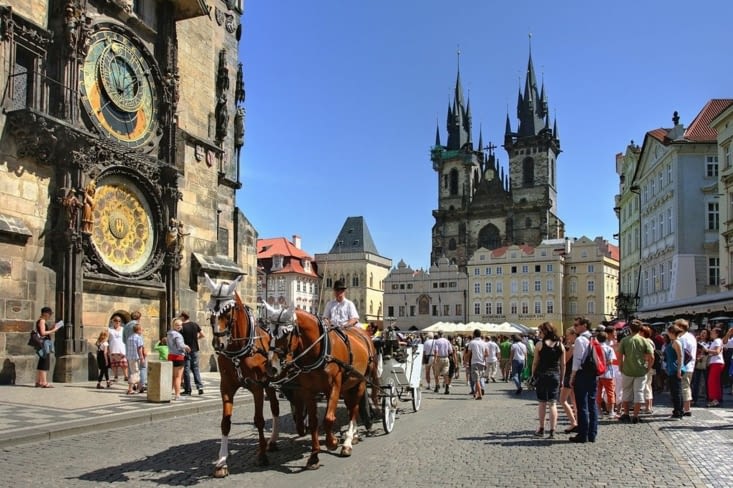 L'horloge astronomique de Prague qui surplombe la place de la vieille ville
