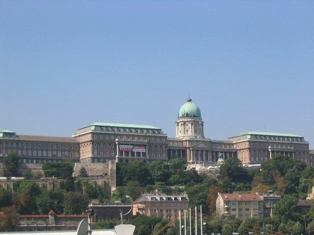 La partie du château transformé en galerie d'art, vue depuis les rives du Danube