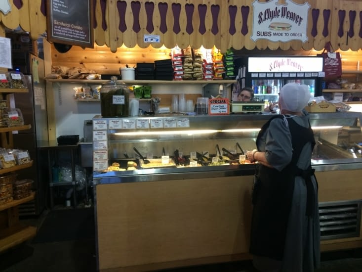 Une femme Amish se restaurant durant sa pause-déjeuner