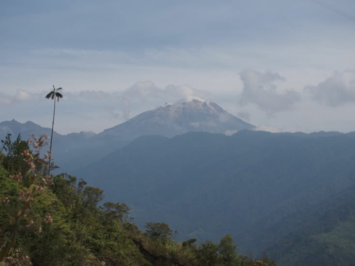 Au loin, le volcan nevado del ruiz