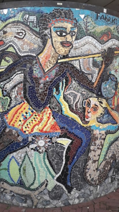 Mosaique sur un pôteau de la Ville